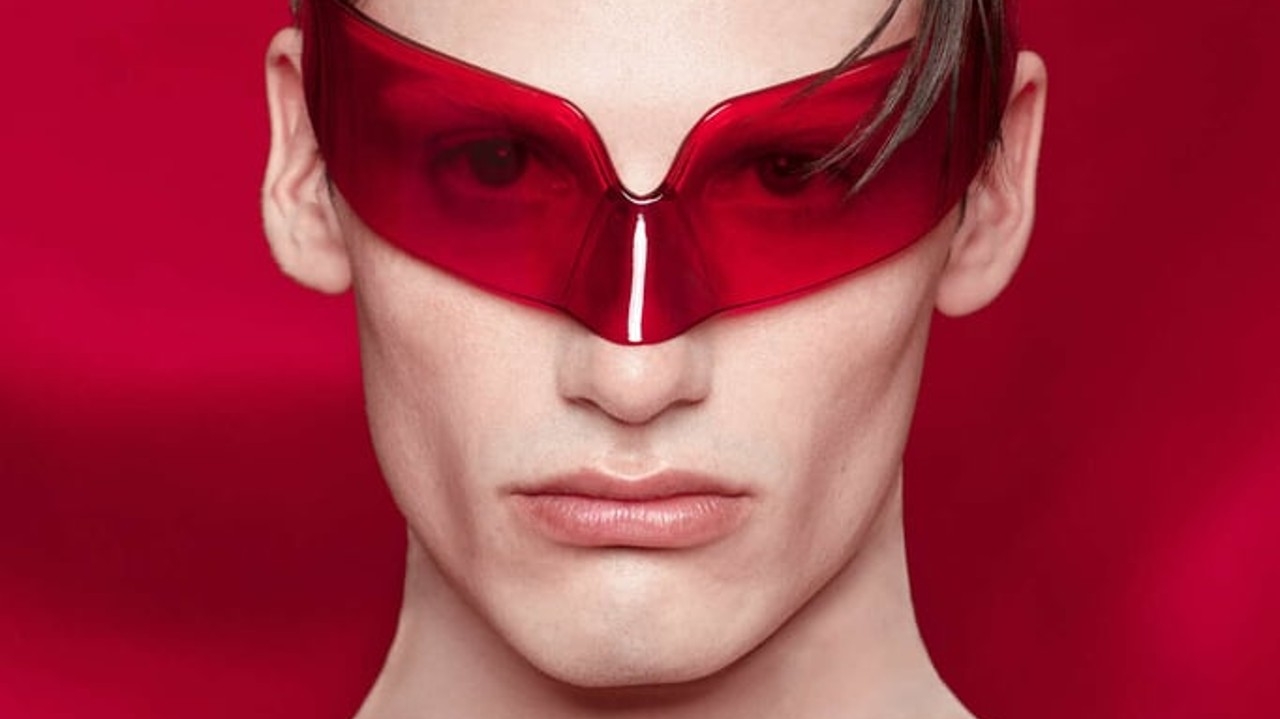 Balenciaga faz desfile de retorno às origens da marca e foco no verão