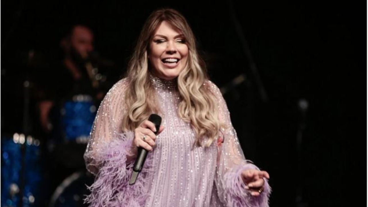 Simony volta com tudo aos palcos após vencer o câncer