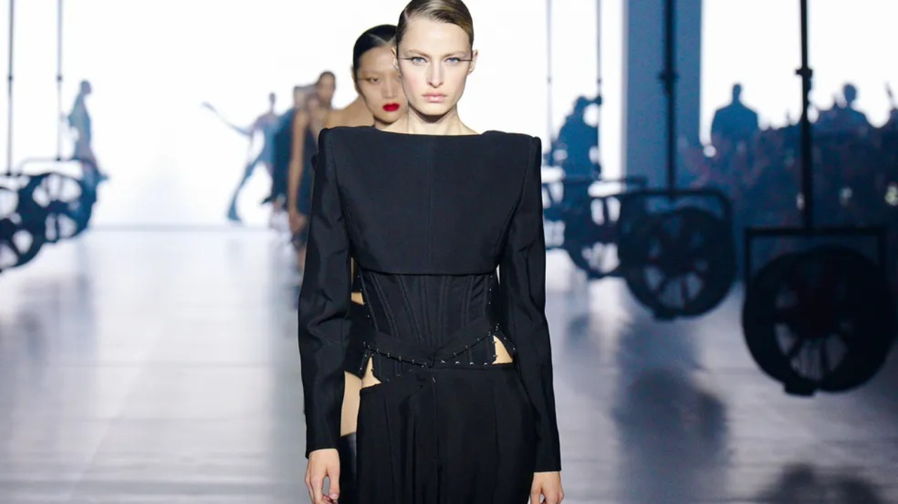 Desfile Mugler verão 2024 em Paris chama atenção por sua extrema sensualidade