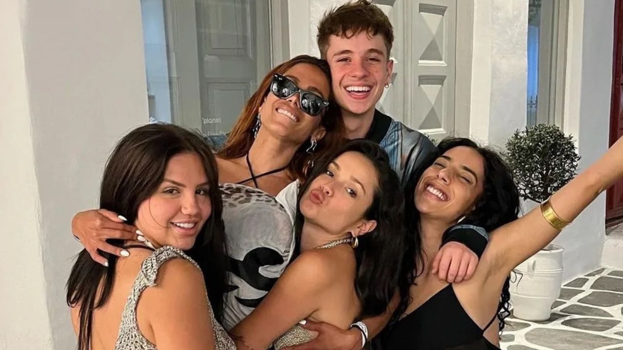 Influenciador nega que Anitta pague todos os custos em viagens com amigos