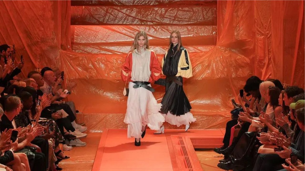 Louis Vuitton apresenta novidades no desfile de verão, em Paris