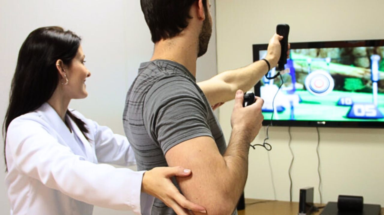 Realidade virtual pode auxiliar na reabilitação de pessoas que sofreram AVC, diz pesquisa