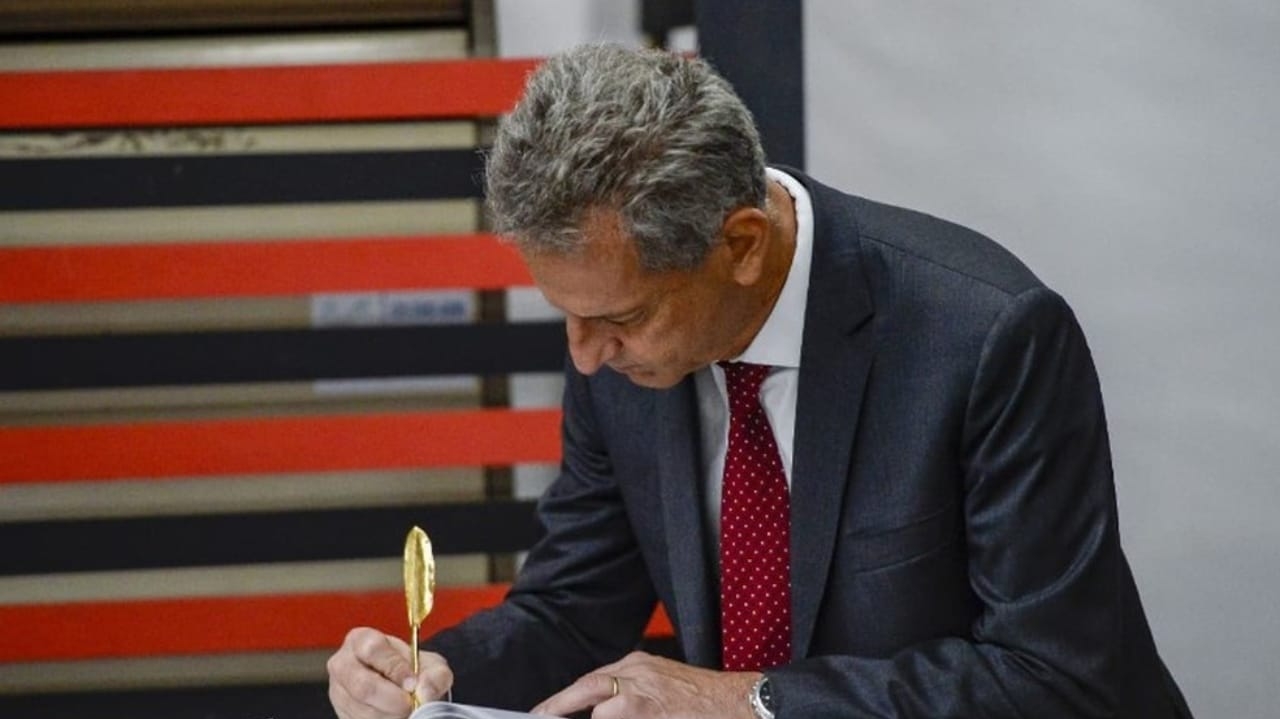 Próximo técnico terá janela de transferências favorável em último ano de Landim no Flamengo