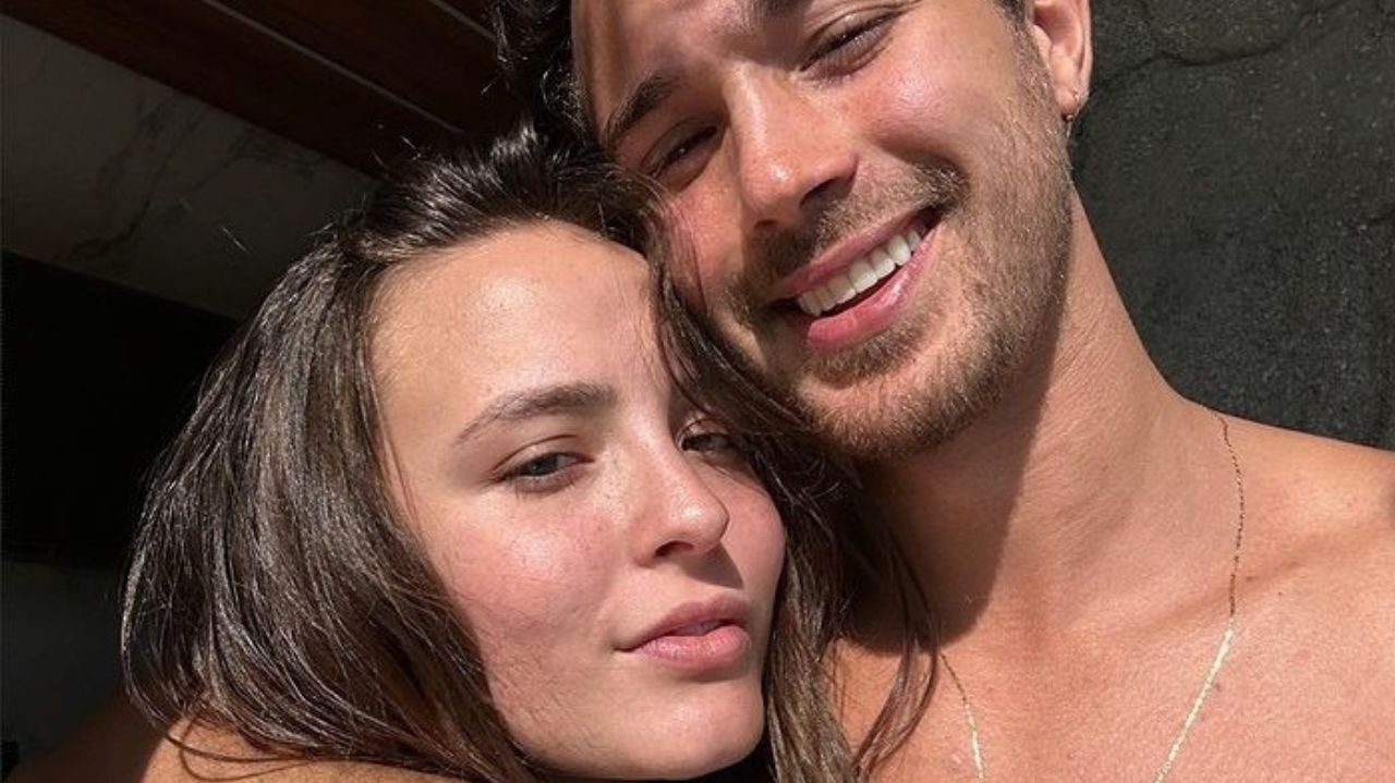 Após a semana de moda em Paris, Larissa Manoela é recebida carinhosamente pelo noivo