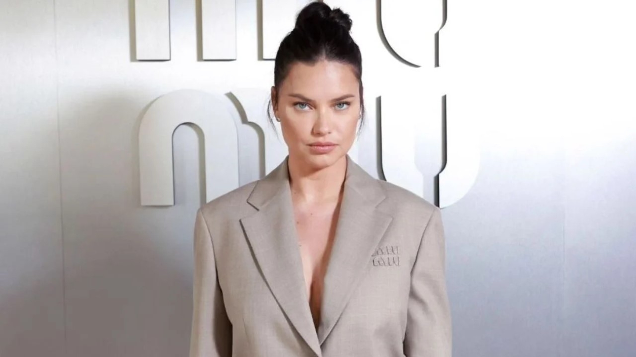 Adriana Lima arrasa em look na semana da moda em Paris