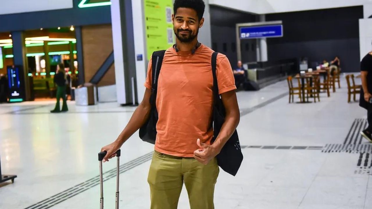 Ator conhecido por “Harry Potter” é visto deixando o Brasil nesta quarta-feira