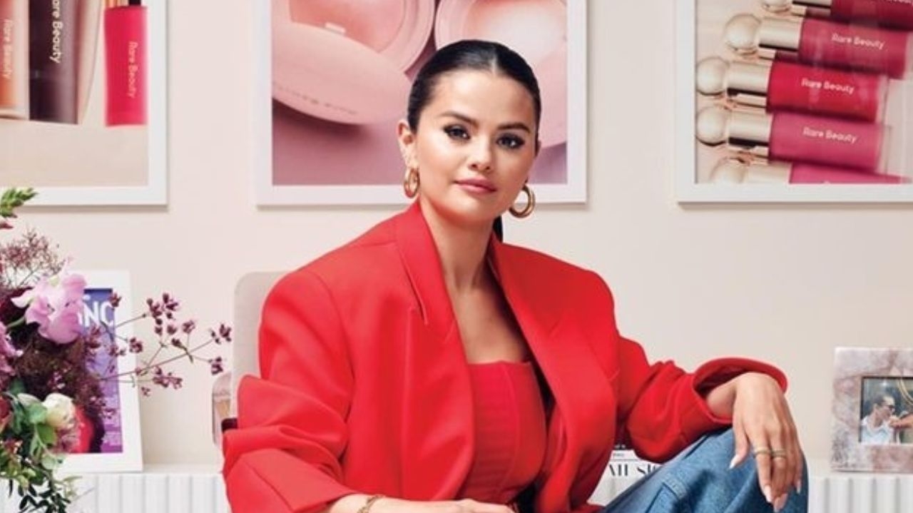 Selena Gomez promove leilão beneficente e fala sobre fase após os 30 anos