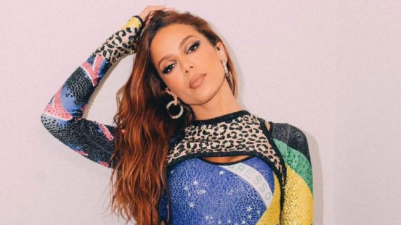 Anitta afirma ter recorrido a cartomante para investir em novo affair