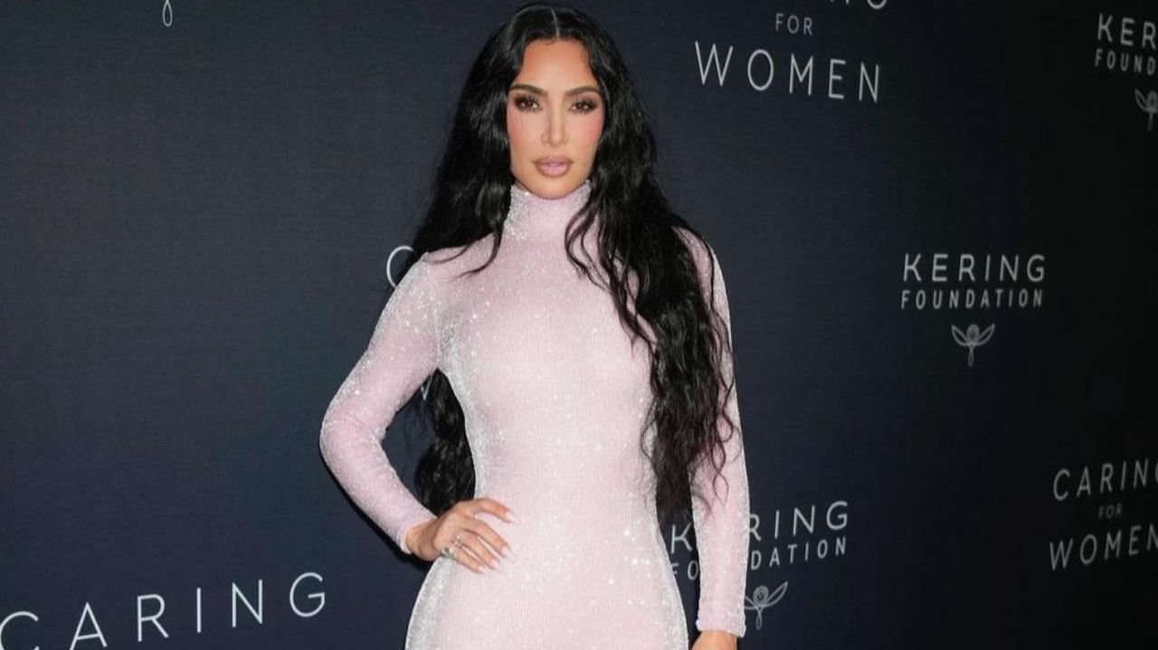 Kim Kardashian conta sobre condição inflamatória que sofre na pele