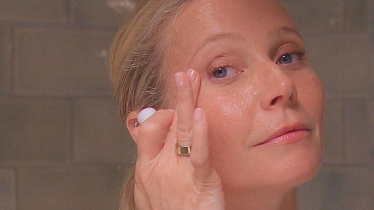 Gwyneth Paltrow testa linha de cosméticos de Brad Pitt e diz o que achou