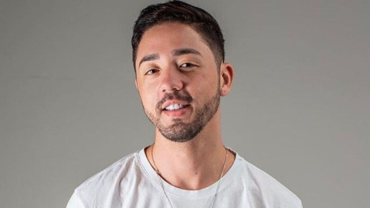 Rico Melquiades fala sobre relação entre a suposta troca de nudes do namorado e sua paralisia facial