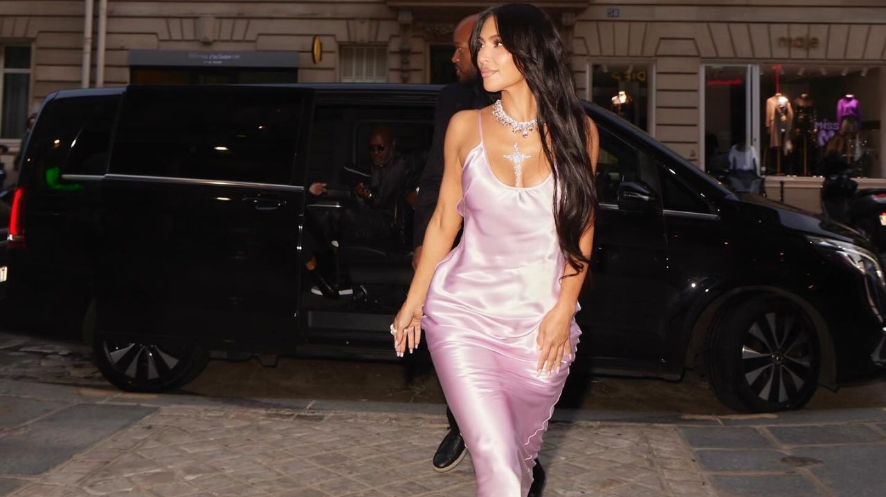 Kim Kardashian choca a todos com seu look em desfile de moda em Paris