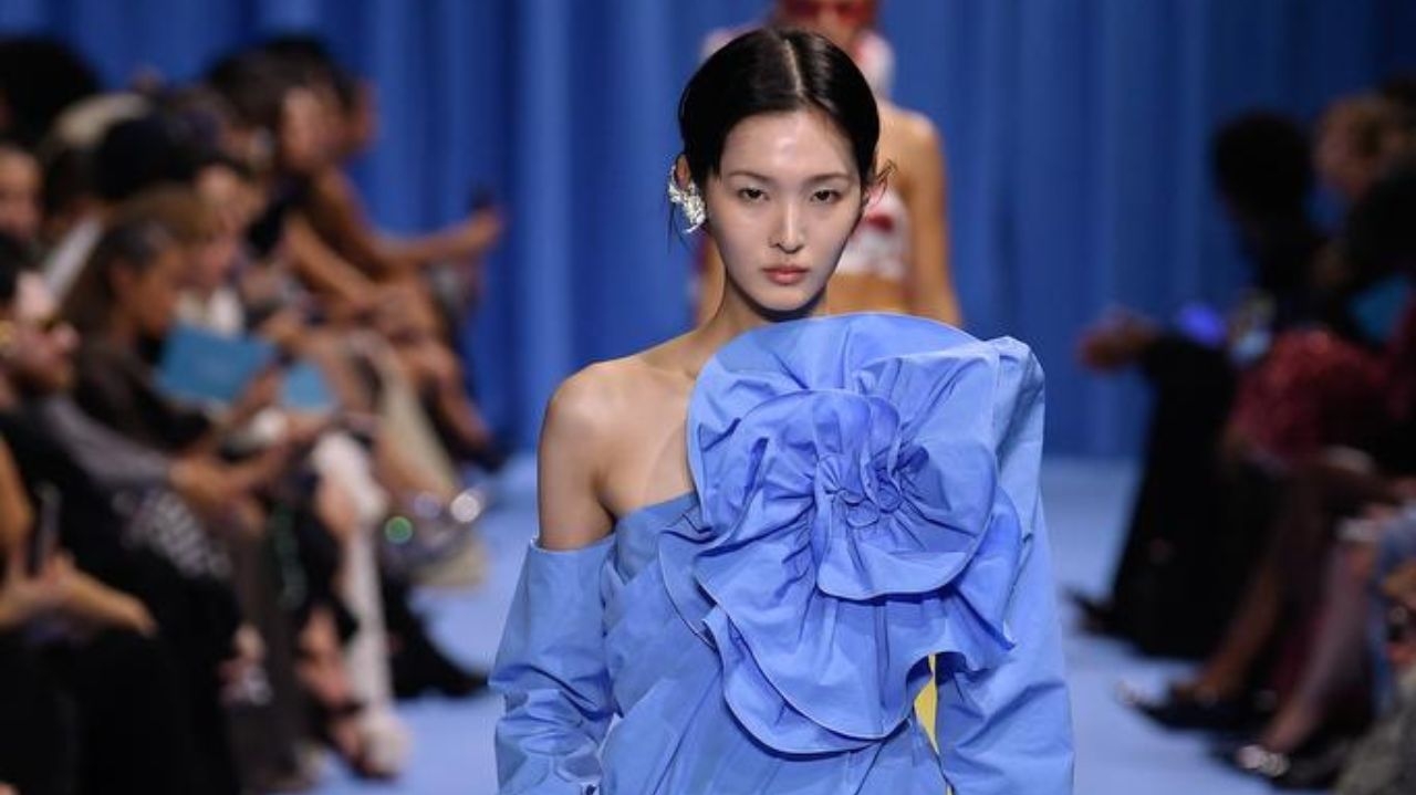 Tendência de verão: decote assimétrico está de volta às passarelas e ao seu closet