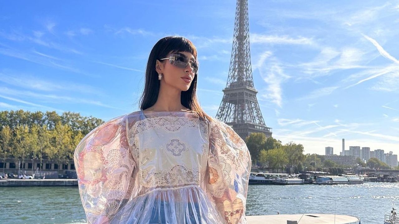 Bianca Andrade usa saia inusitada na semana de moda de Paris