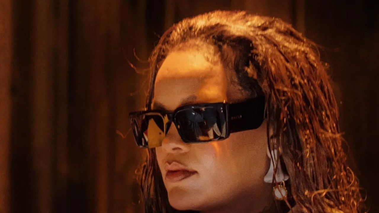 Rihanna surge com look jeans e movimenta a web