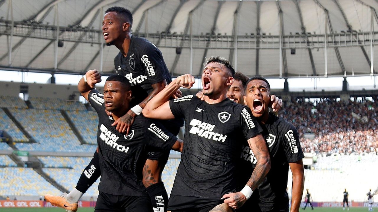 Botafogo derrota o Fluminense no clássico e dispara ainda mais na liderança