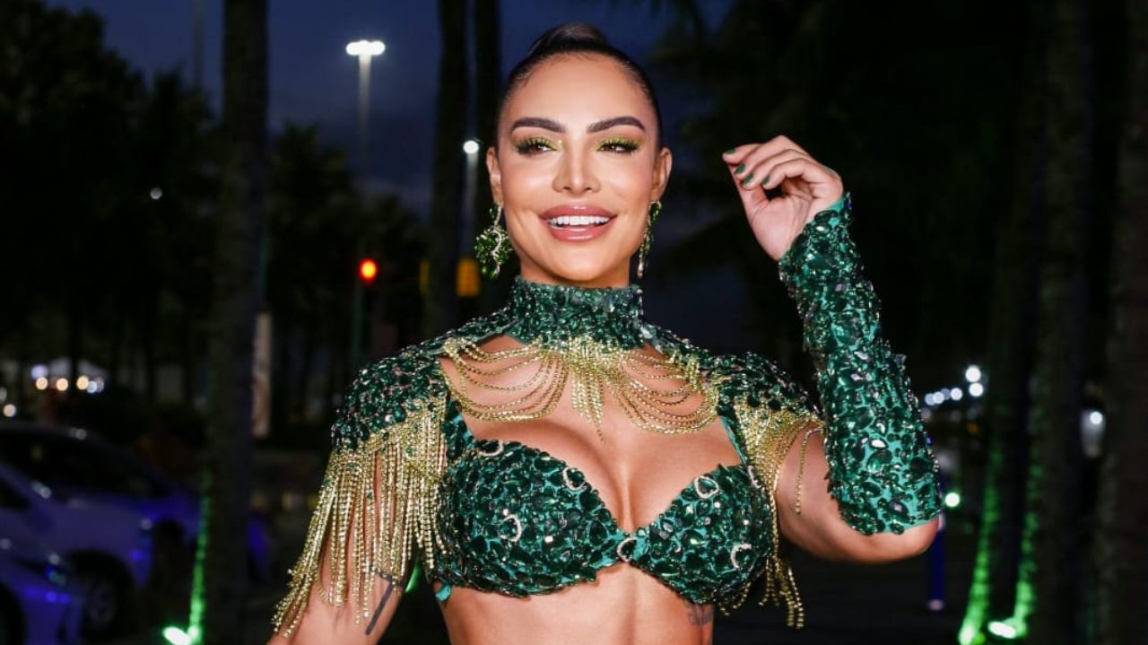 Aline Mineiro arrasa no look na semifinal do samba-enredo