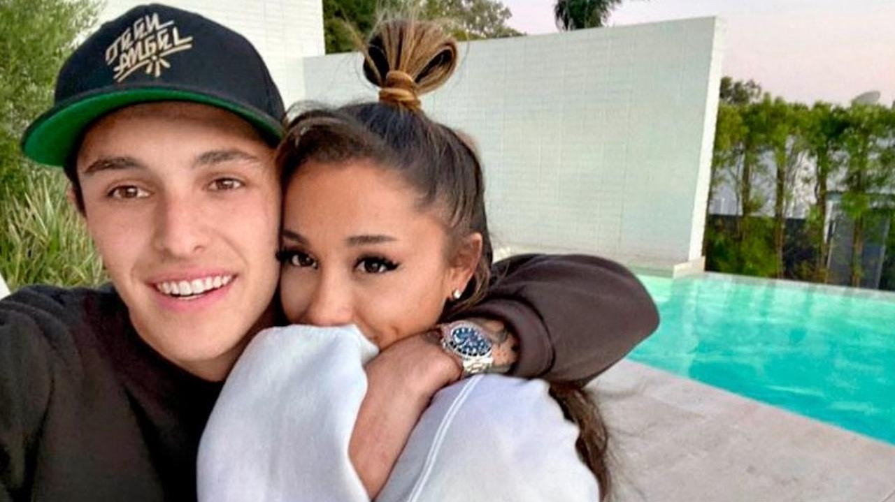 Ex-marido de Ariana Grande é flagrado em clima romântico com atriz de “Corrente do Mal”