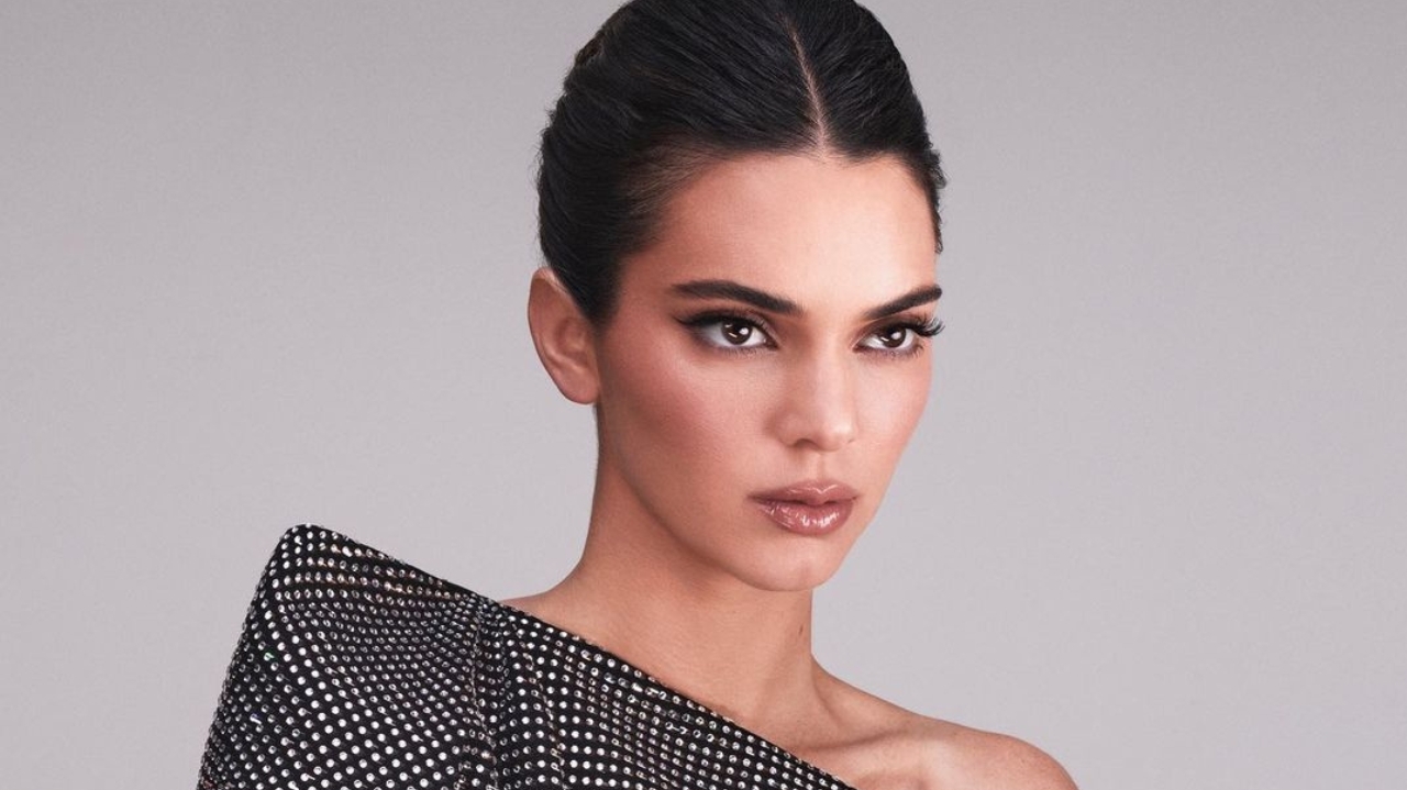 Kendall Jenner tenta escapar dos paparazzi com Bad Bunny em Miami