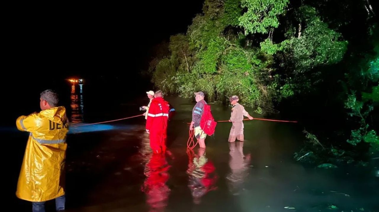 No Paraná, carro é arrastado por rio em tentativa de travessia de estrada alagada: pai e filha estão desaparecidos