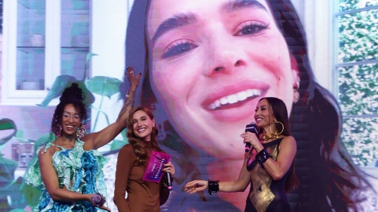 Bruna Marquezine ganha premiação na categoria “Mulher do Ano”