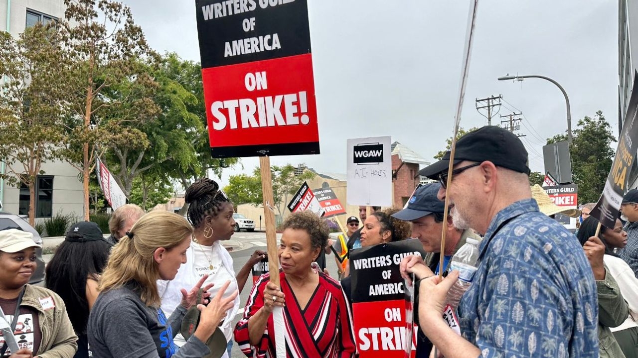 Roteiristas de Hollywood ratificam novo contrato com 99% aprovação