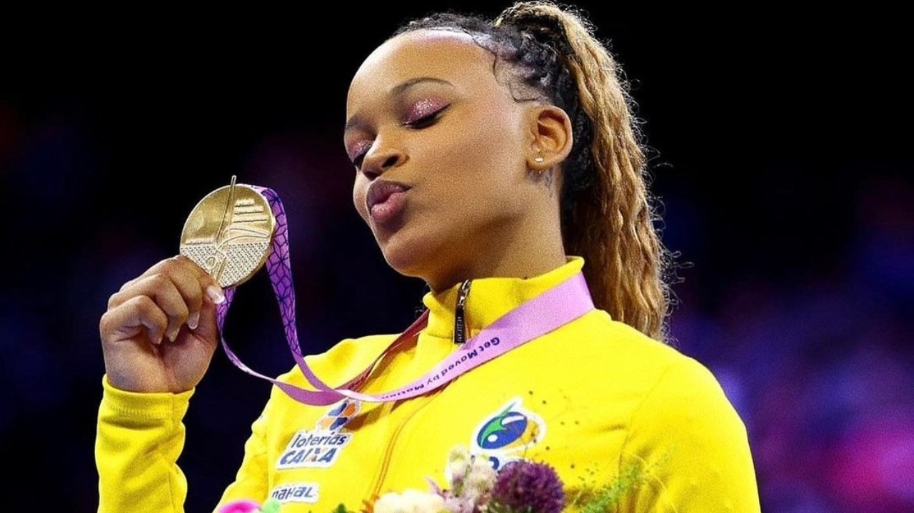 Rebeca Andrade chega ao Rio de Janeiro após ouro em mundial e é recebida com festa