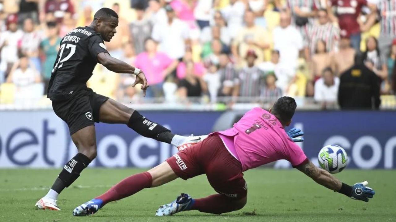 Botafogo: Junior Santos fala sobre Bruno Lage barrar Tiquinho Soares