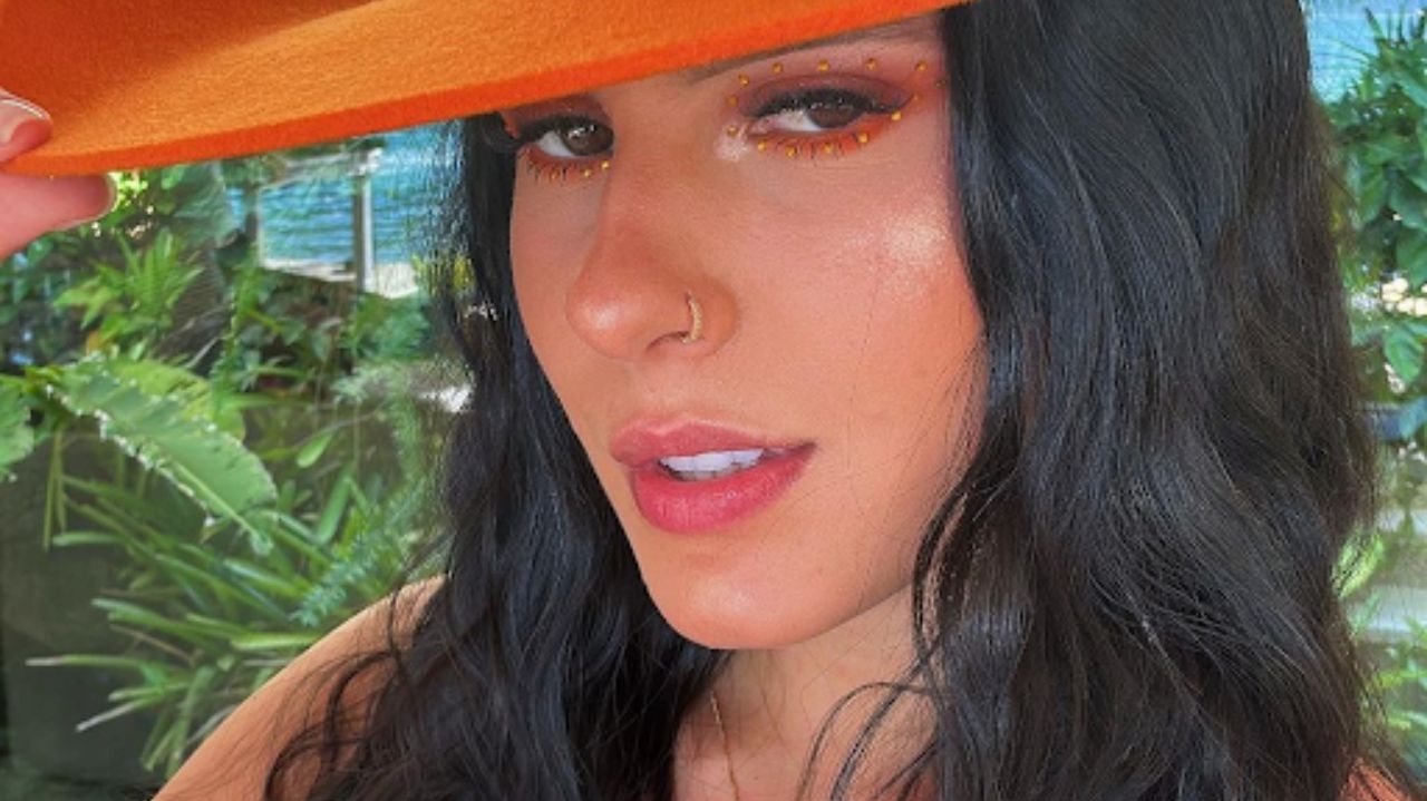 Por meio de suas redes sociais Ana Castela mostra seu novo bode chamado ‘zip’