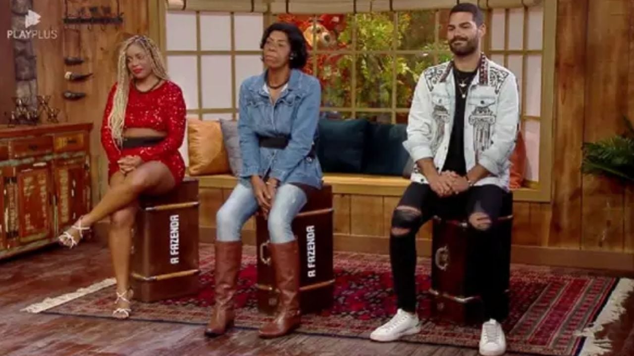 A Fazenda 15: Márcia Fu conta para os peões como foi a reação de Cariúcha ao ser eliminada