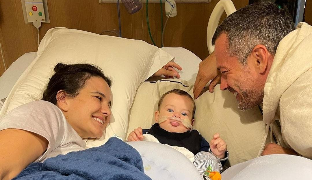 Malvino Salvador e Kyra postam foto com o caçula na UTI: ‘Está melhorando.’