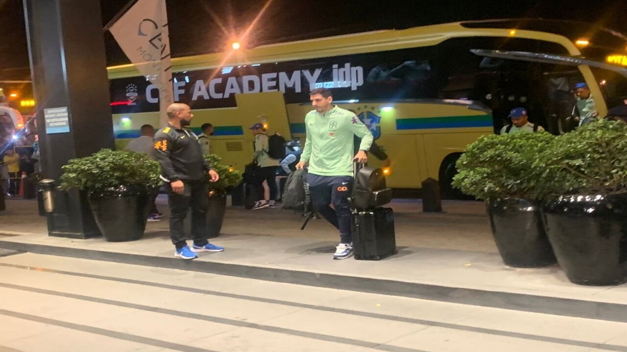 Brasil chega em Montevidéu para enfrentar o Uruguai