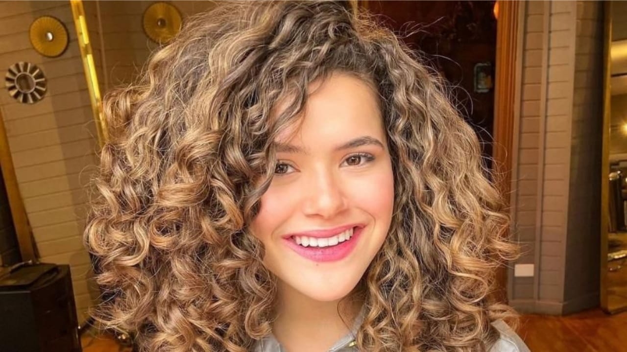 Maisa Silva anuncia saída da casa dos pais