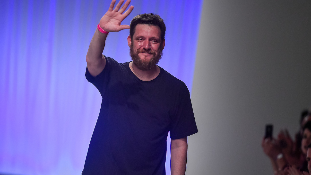 Conheça Rober Dognani, estilista veterano da moda nacional famoso por suas peças dramáticas