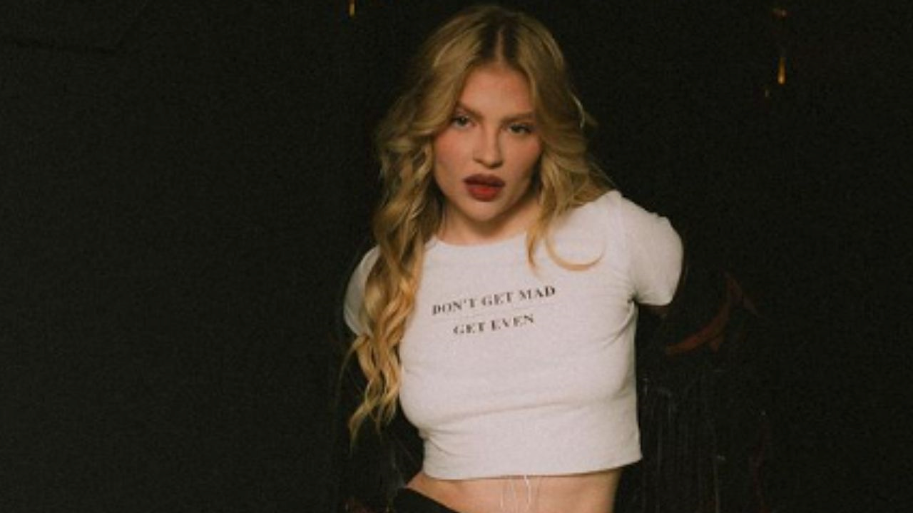 Luísa Sonza é vista em balada com morena misteriosa