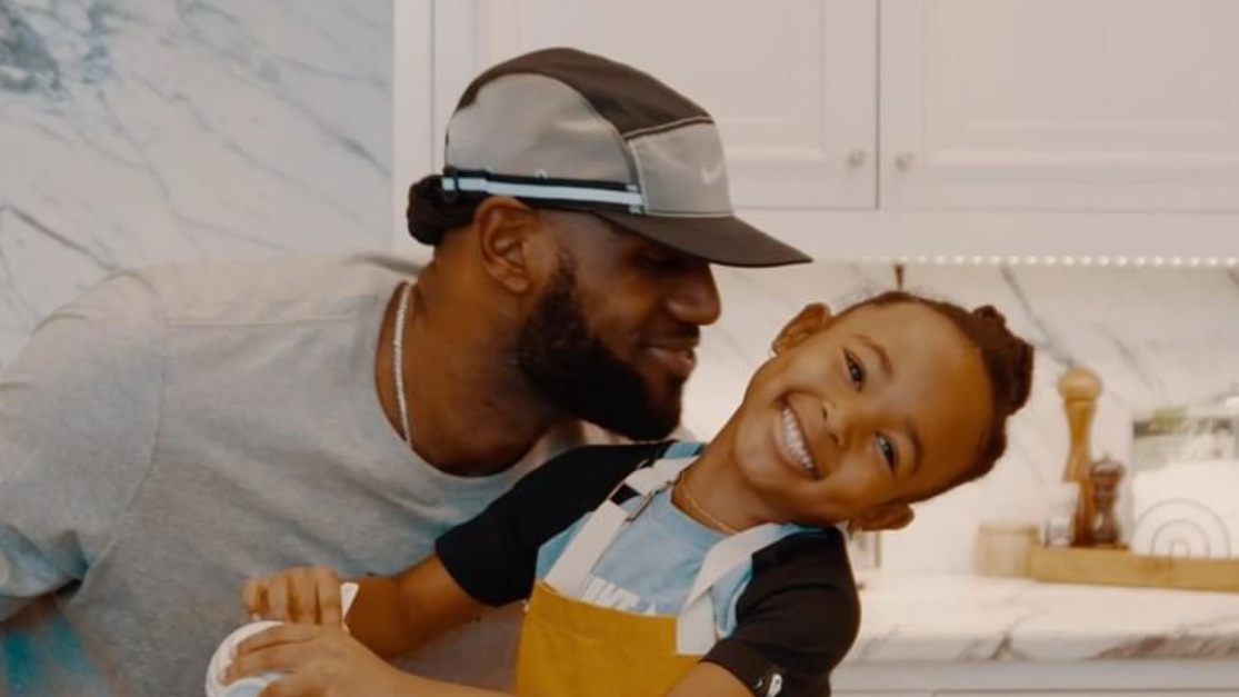 Pai orgulhoso: LeBron James vibra e torce pela filha Zhuri em jogo de vôlei