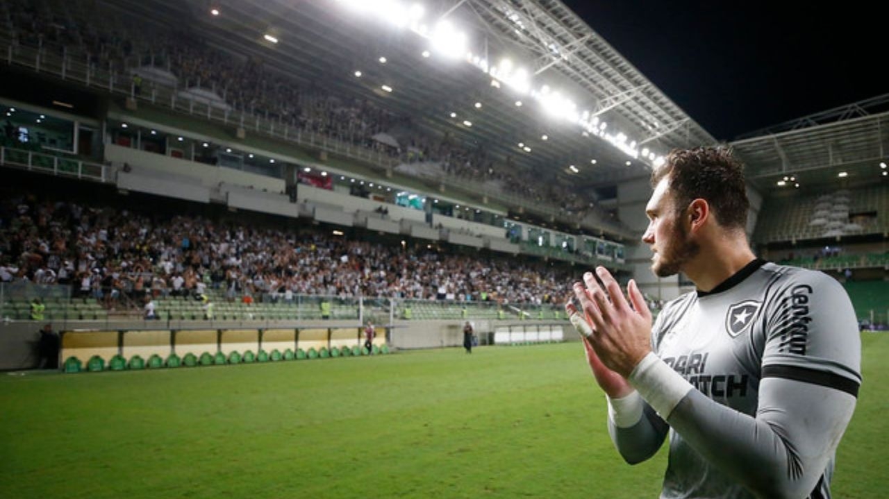 Lucas Perri comemora vitória do Botafogo e revela bastidores da maratona para entrar em campo