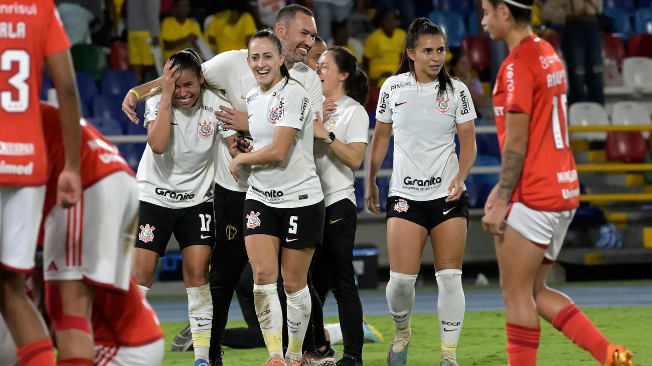Corinthians bate Inter nos pênaltis e garante Dérbi na final da Libertadores Feminina