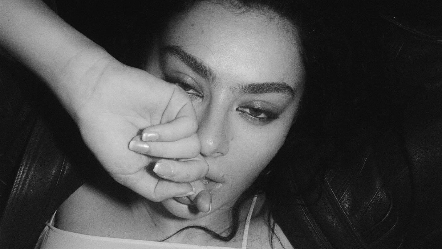 Charli XCX lança single “In The City” em parceria com Sam Smith