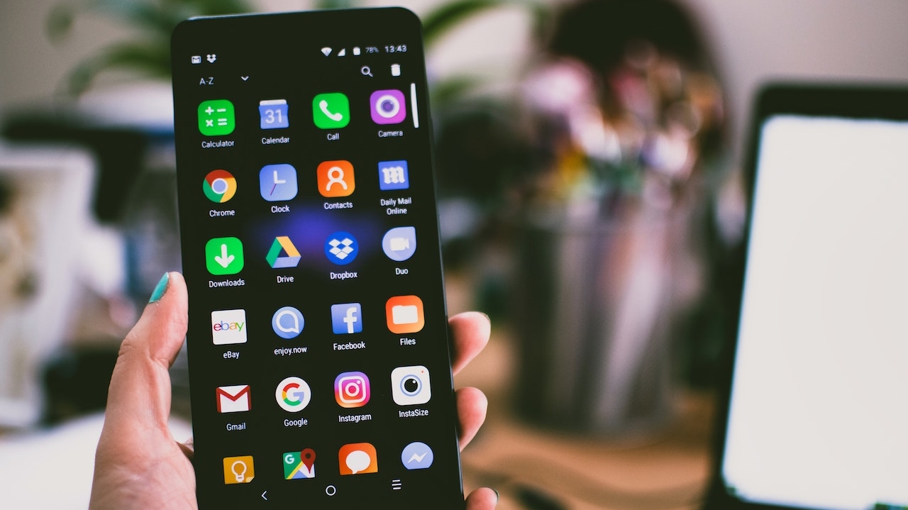 Comissão Europeia exige empenho da Meta e do TikTok para conter desinformações sobre Israel