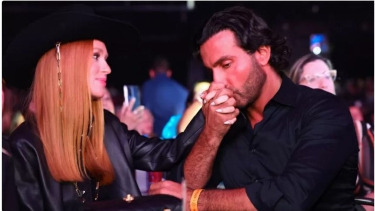 Marina Ruy Barbosa é flagrada em clima romântico em casa de show no Rio de Janeiro