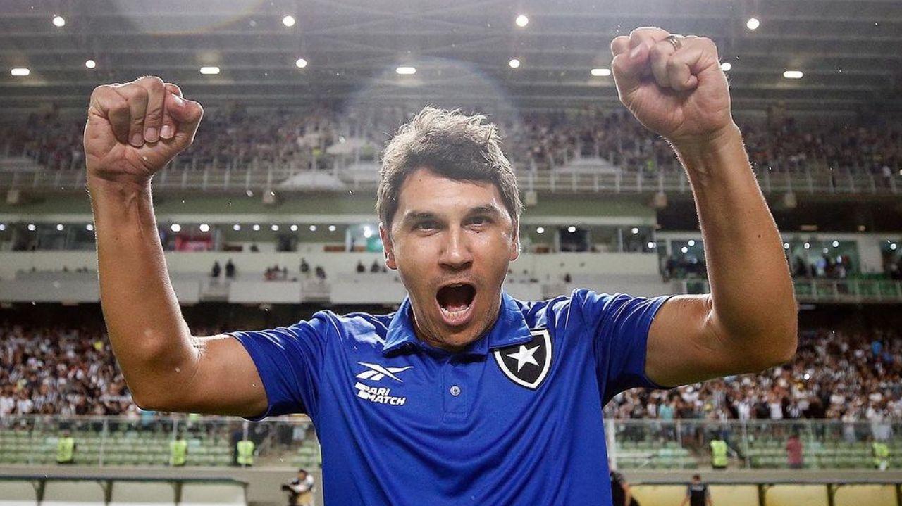 Botafogo enfrenta Athletico-PR em estreia de Lúcio Flávio no “Tapetinho”