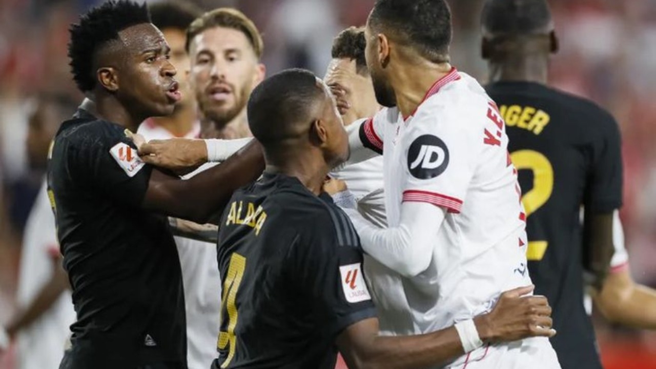 Sevilla identifica torcedor que praticou ato racista e o expulsa do estádio