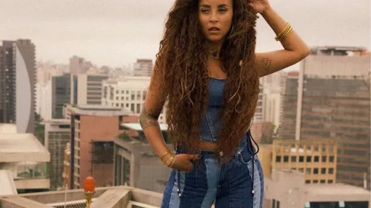 Saiba a diferença entre a calça “Slim” e “Mom Jeans”