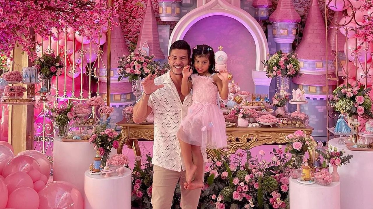 Arthur Aguiar comemora aniversário da filha com festa temática