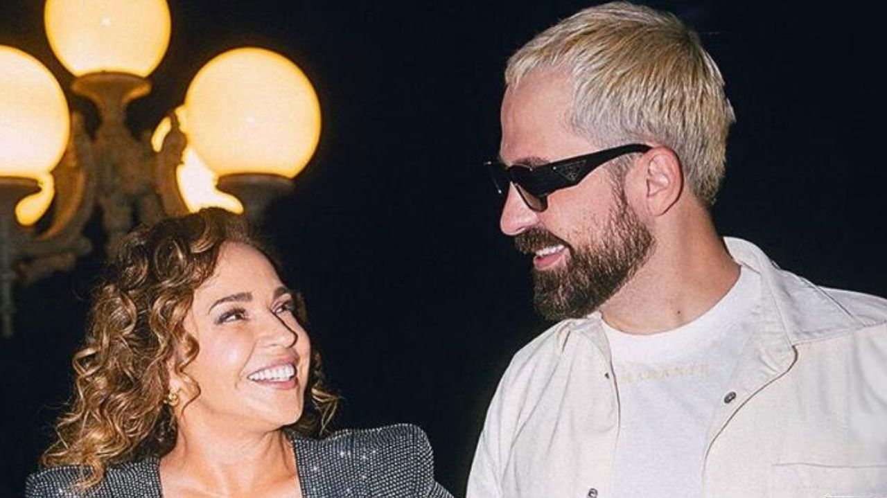 Daniela Mercury celebra 40 anos de carreira na Apoteose com looks criados pelo fã e estilista Eduardo Amarante