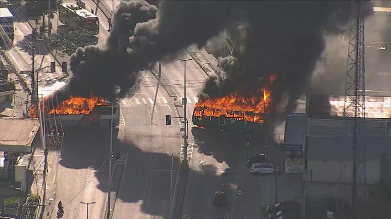 Rio de Janeiro: 35 ônibus e 1 trem são incendiados após morte de miliciano