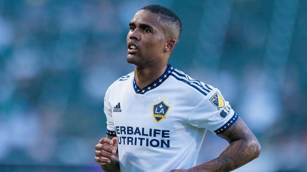 Douglas Costa estuda jogar no futebol saudita