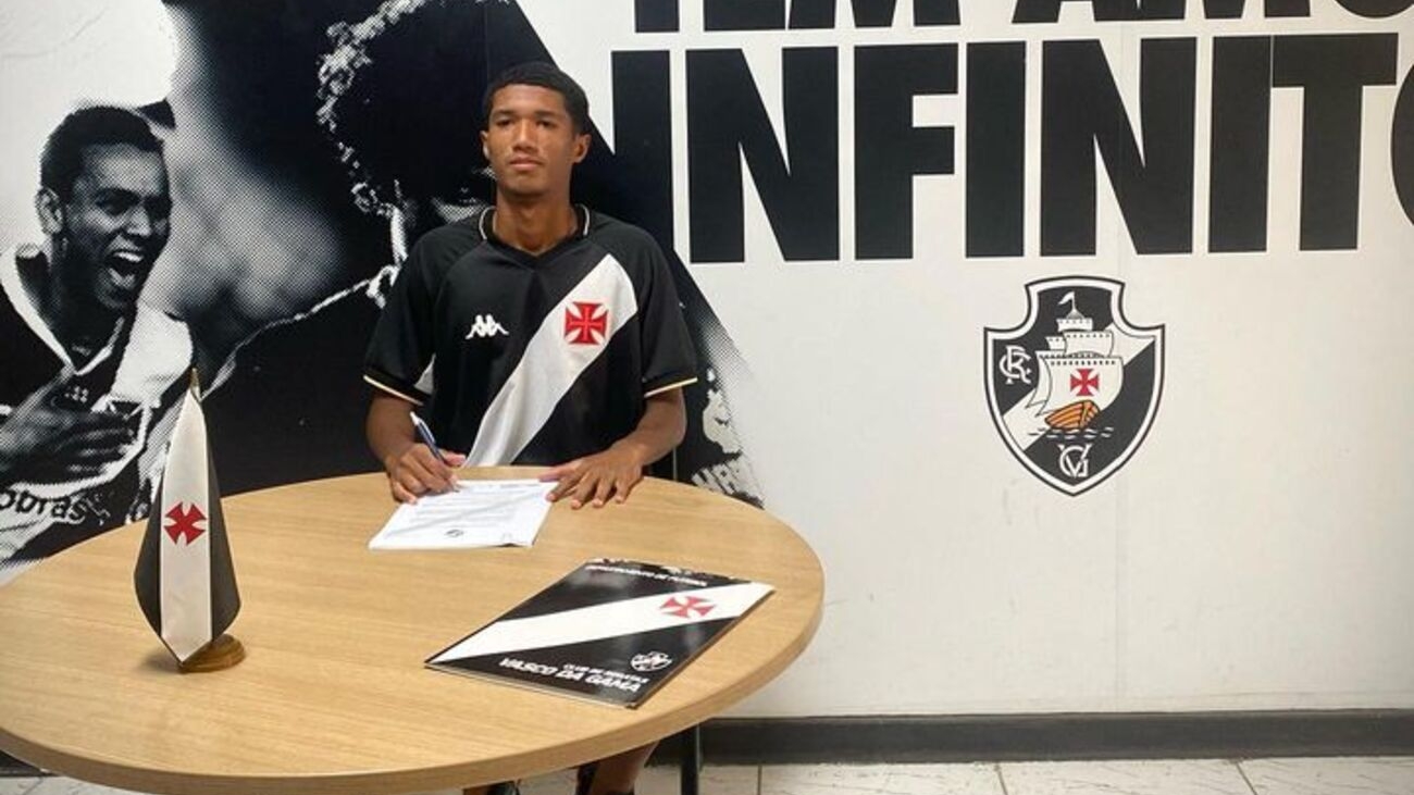 Destaque de 16 anos do Vasco assina primeiro contrato profissional