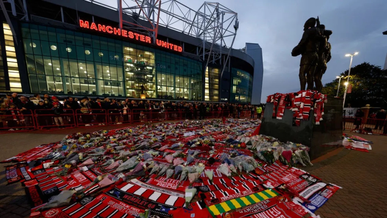 Torcedores do Manchester United prestam homenagem à Bobby Charlton